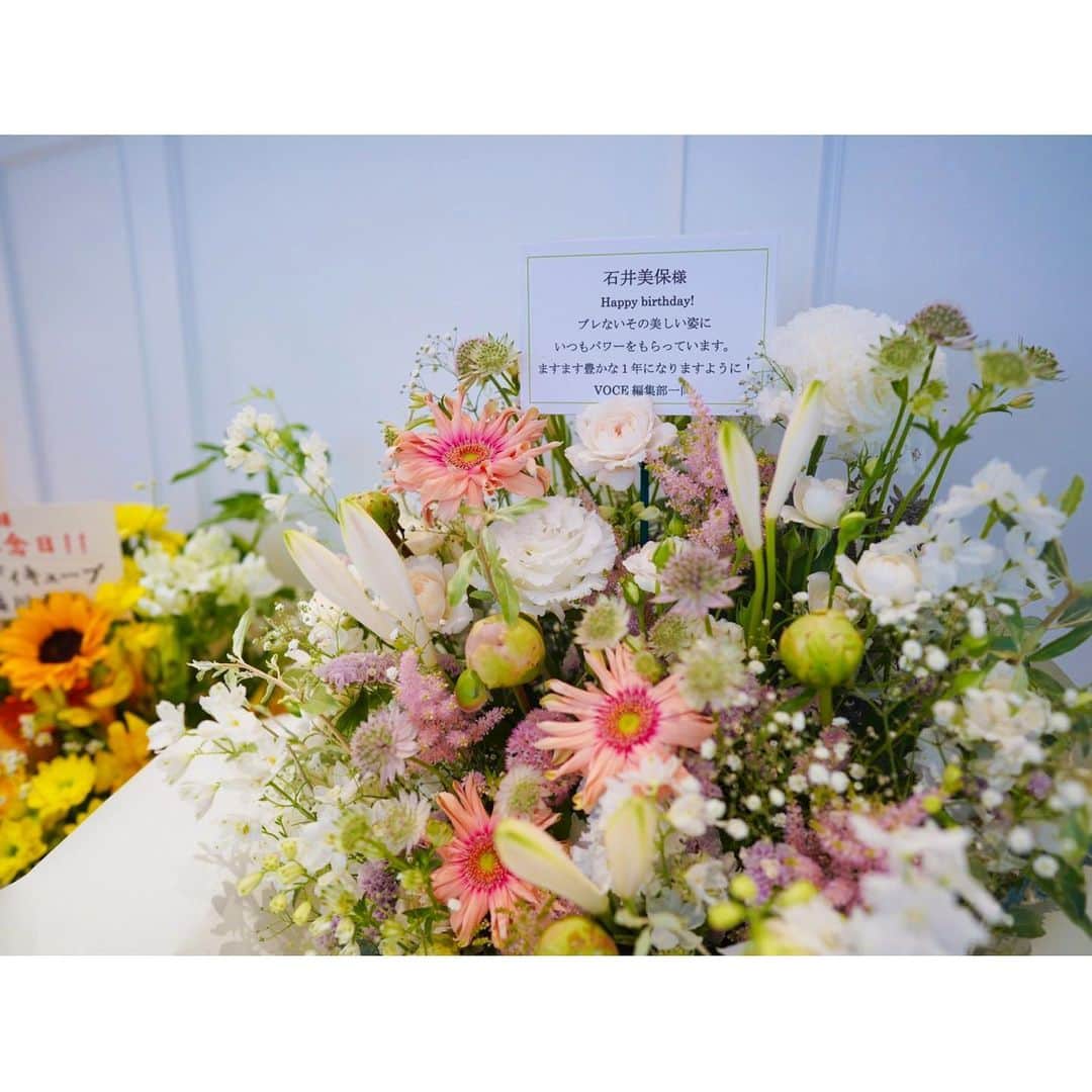 石井美保のインスタグラム：「@vocemagazine VoCE編集部からお祝いのお花を頂きました。いつもブレないという視点で私を見ていて下さり嬉しいです。これからもブレずに生きていきます😁🌸」