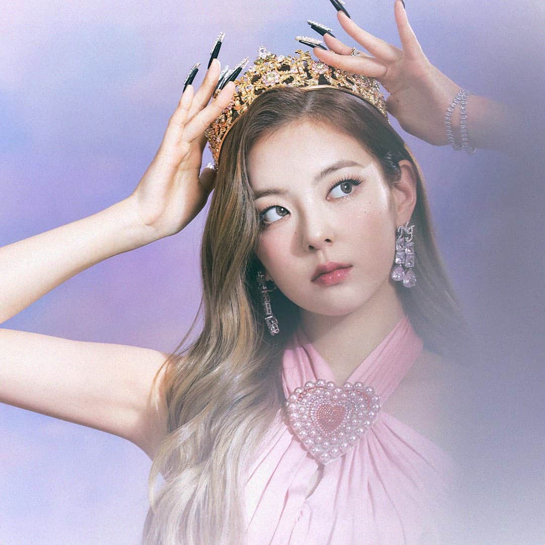ITZYのインスタグラム：「𝐈𝐓𝐙𝐘 <𝐂𝐇𝐄𝐂𝐊𝐌𝐀𝐓𝐄> 𝐂𝐎𝐍𝐂𝐄𝐏𝐓 𝐏𝐇𝐎𝐓𝐎 #2  #리아 #LIA  👑 ALBUM RELEASE 2022.7.15 FRI 1PM(KST) | 0AM(EST)  ♟ PRE-SAVE & PRE-ORDER itzy.lnk.to/CHECKMATE  #ITZY #MIDZY #ITZYComeback #ITZY_CHECKMATE」