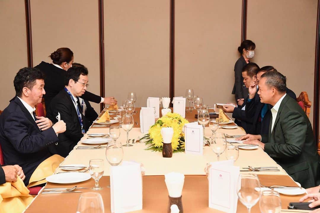 岸信夫のインスタグラム：「6/21 フン・マネット カンボジア陸軍司令官との夕食会 彼はフン・セン首相の長男で、次期首相に指名されている人物です。」