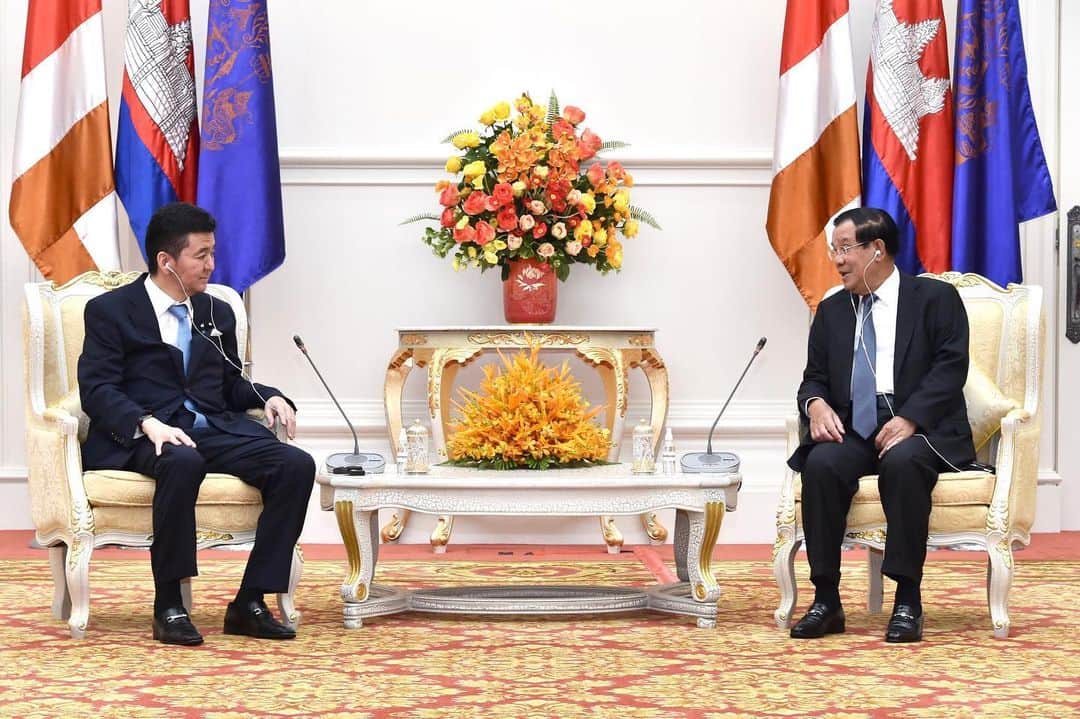 岸信夫のインスタグラム：「6/22 カンボジアのフン・セン首相を表敬」