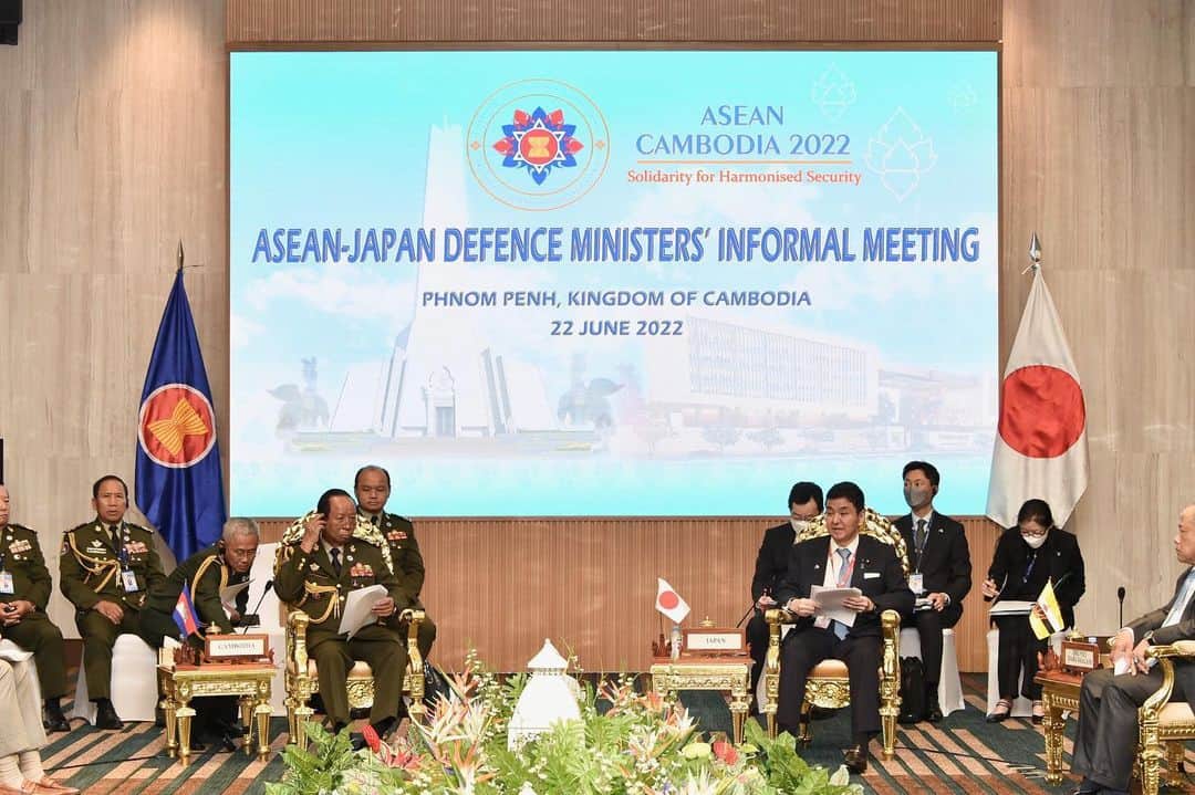 岸信夫のインスタグラム：「6/22 日ASEAN防衛担当大臣会合＠カンボジア国防省 ①  開催国のカンボジア🇰🇭他、インドネシア🇮🇩、ブルネイ🇧🇳、ベトナム🇻🇳、シンガポール🇸🇬、フィリピン🇵🇭、マレーシア🇲🇾、タイ🇹🇭、ラオス🇱🇦、ミャンマー🇲🇲の代表者とお会いする事が出来、大変有意義な時間でした。」