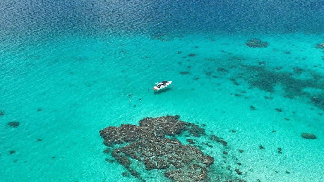土屋アンナのインスタグラム：「小浜島の海 鏡の様に美しく優しい🥳  #小浜島 #海 #珊瑚礁 #土屋アンナ」