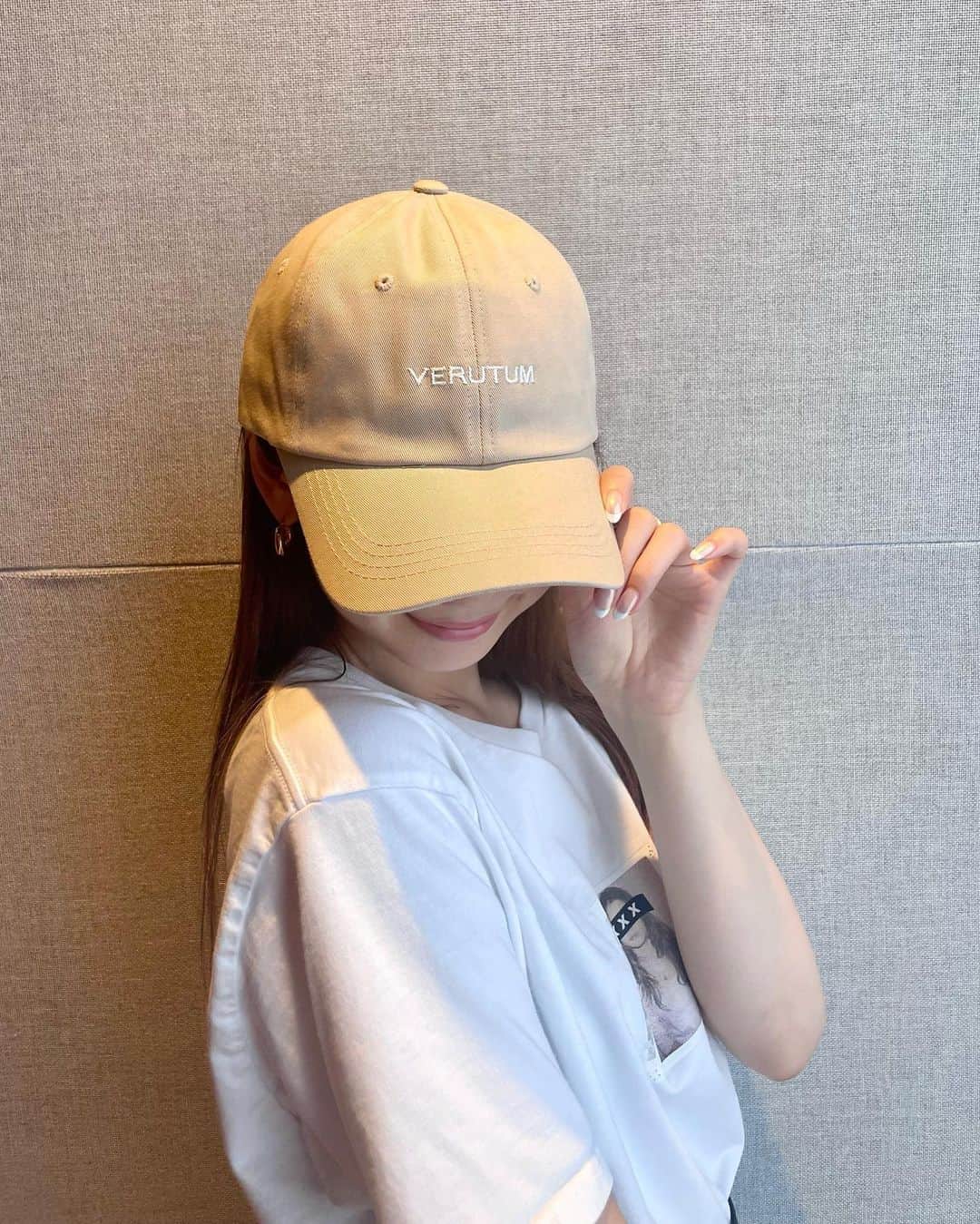 芹澤優のインスタグラム：「・  🤍  夏は汗かくからキャップが楽ちんです！前髪インしちゃう！  形もスリムで色も可愛い♡ お気に入りです！  キャップ： @verutum_japan   #VERUTUM #verutumjapan  #CAP #帽子　 #HEARDWEAR #ファッション」