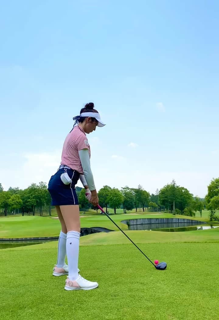 松嶋えいみのインスタグラム：「2回目のコース⛳️ 全然だめだめだった中でも良かったやつ💡 池とバンカーのプレッシャーに打ち勝って初めてのパー☺️ パットも綺麗に決まって綺麗にガッツポーズしました✊(笑)  暑かったけど楽しかった～💚  癖で反り腰になってしまうのを気を付けたい🥹グラビアあるある🥹？？  #ゴルフ #ゴルフ女子 #golf #lecoq」