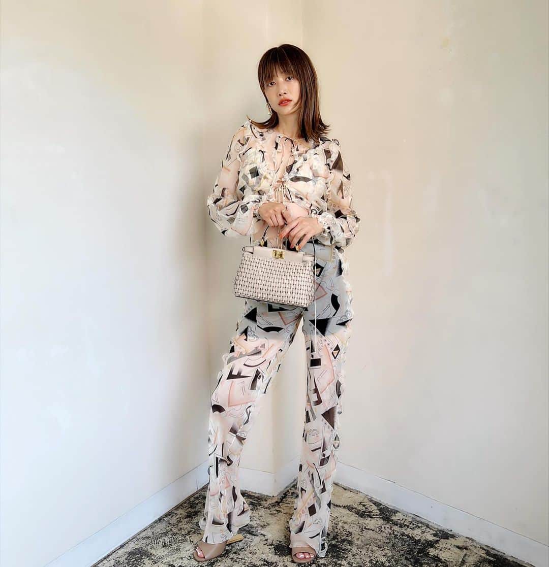ヨンアのインスタグラム：「FENDI Couture AW22 Showが、日本時間の7月7日(木)21:30からfendi.comでライブ配信されます🌹 私もとっても楽しみです💋  @Fendi @mrkimjones @silviaventurinifendi @delfinadelettrez  #fendi #FendiCouture」