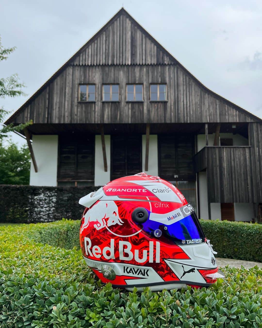 セルジオ・ペレスのインスタグラム：「Qué les parece mi casco para el #AustrianGP una gran pieza para correr el gp en casa de @redbullracing  ¡Sin duda es muy especial! ¡Espero que les guste!」