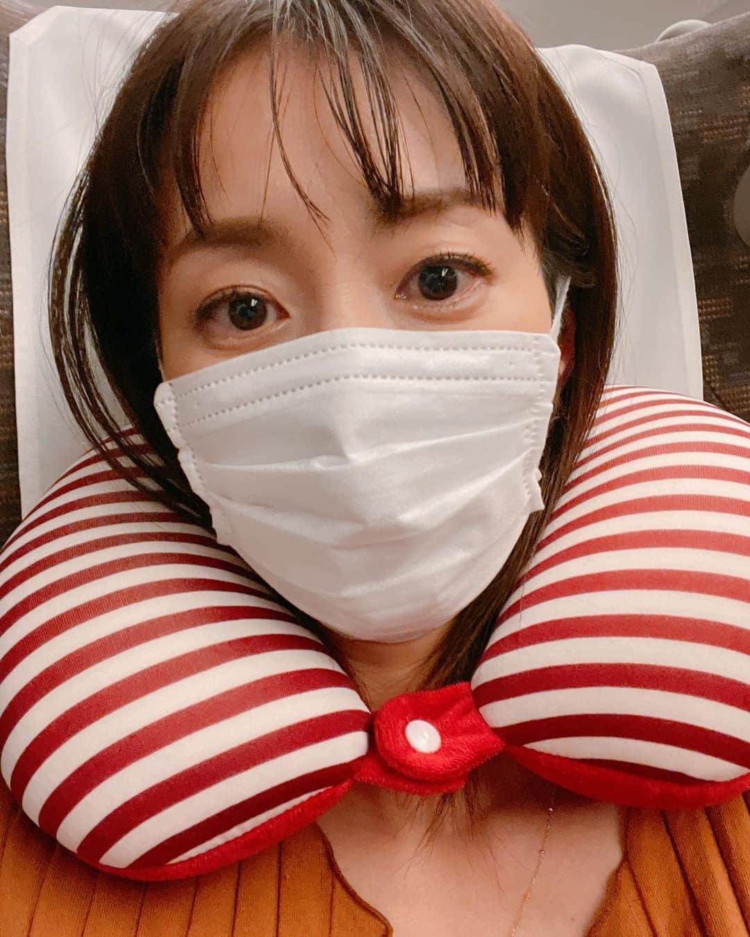 坂下千里子のインスタグラム：「. .ご報告。 枕変えました。 . . #爆睡 前#枕 #必要 #新幹線 #すぐ寝る #おやすみ」