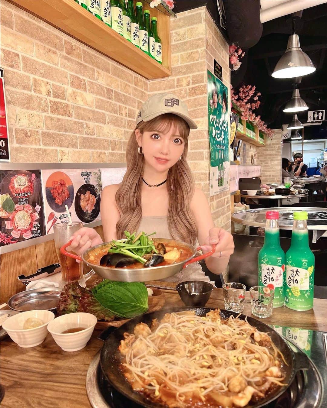 吉川ちかのインスタグラム：「昨日は新大久保にある ハナムジップさんへ🥹💓 (@hanamjip.jp )  気になってたお店だから ちえさんと行ってきた🫰💕 ここのお店の チュクミ盛りが最強に美味しかった🤤  ホルモン、タコ、豚肉が入っていて少しピリ辛で美味しいの👏 サンチュや荏胡麻を巻いて食べると更に最強🥹💓  他にもチキンやスープ、 ピザとかも種類が豊富だし ボリューム凄いのにコスパ最強だから是非行って見てほしい🫰💕  ✔️営業時間  11:30～翌5:00 日曜営業 定休日 年中無休  📞03-6709-6877  #新大久保#新大久保グルメ#チュクミ盛り#韓国料理#新宿グルメ#ハナムジップ#グルメ好きな人と繋がりたい#グルメ女子」