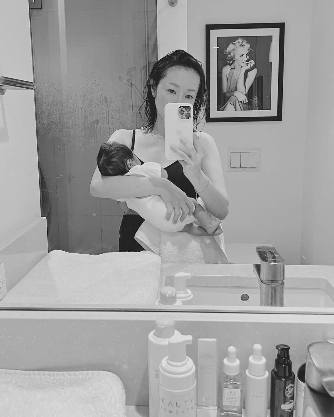 翁安芸のインスタグラム：「After bath with my baby girl🛁   #1monthold #babygirl #bathroom #お風呂上がり」