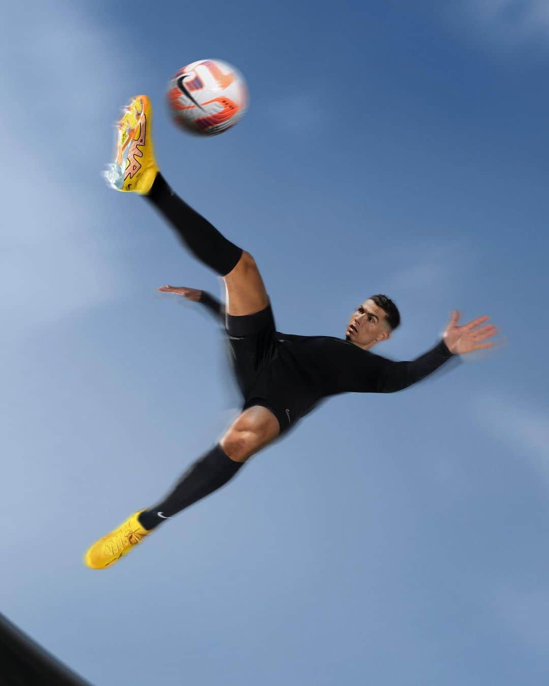 クリスティアーノ・ロナウドのインスタグラム：「Fast is in the Air⚡💨 with the Nike Air Zoom Mercurial. @nikefootball」