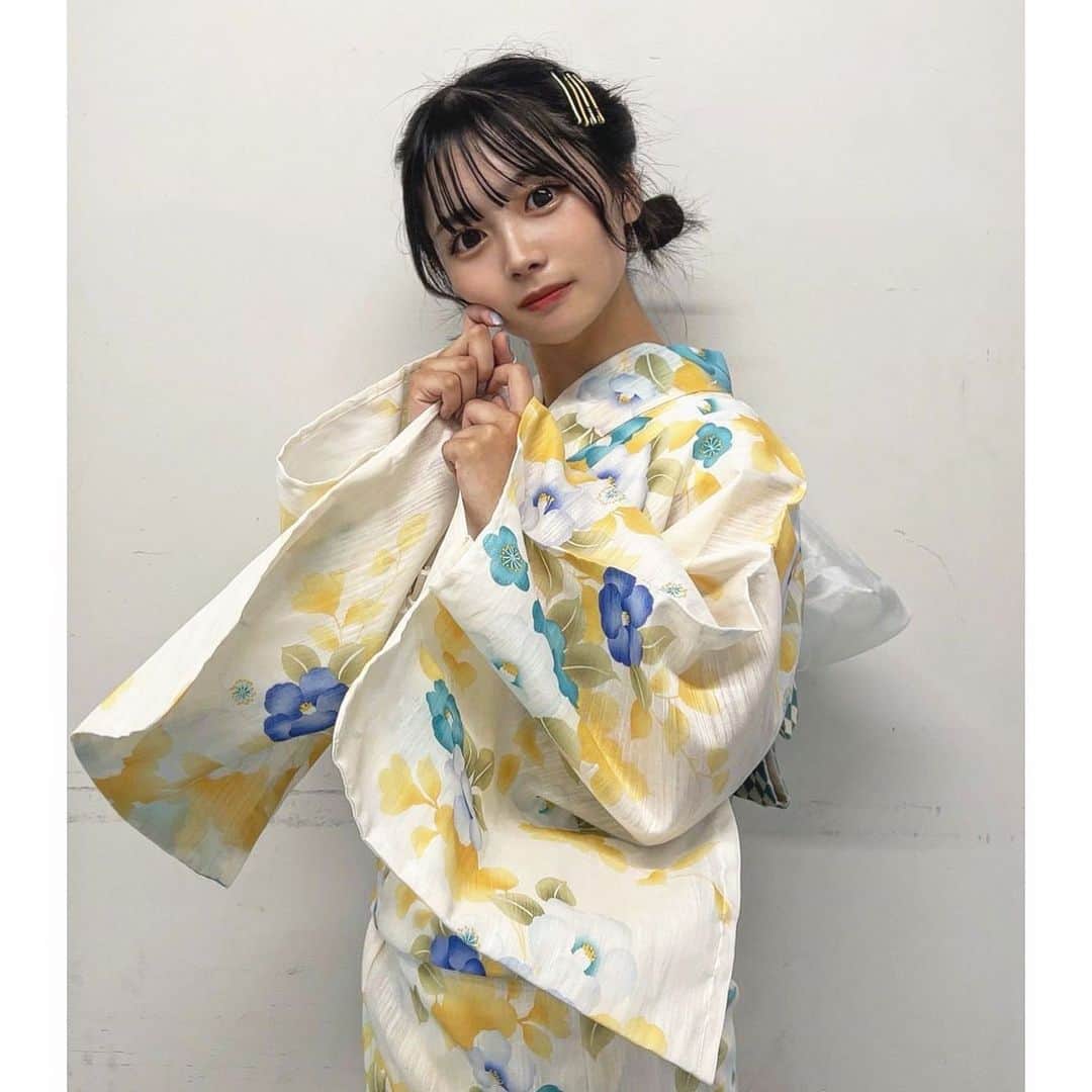 実熊瑠琉のインスタグラム：「関西コレクション2022A/W ありがとうございました🌷´-✨  ランウェイ1番手で出させて頂いて 団扇なども沢山見つけられて 凄く楽しく幸せな1日でした！！！  浴衣の衣装もすっごく可愛かったです🌼.*  #2022#関西コレクション#浴衣」