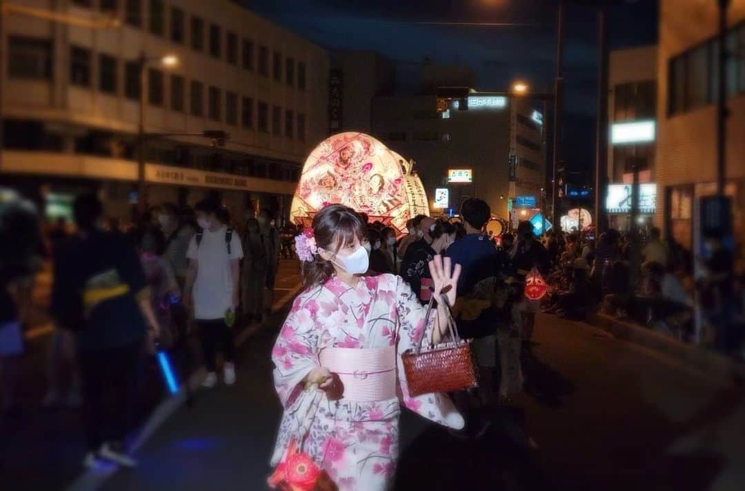 浅倉唯さんのインスタグラム写真 - (浅倉唯Instagram)「弘前ねぷた祭りにゲストとして参加させていただきました！  祭りの迫力や熱気に圧倒されっぱなしで、あっという間の時間でした。  観客の皆さんからも元気をたくさんいただきました。  コロナ禍が続く状況ではありますが、今回こうして3年ぶりに開催ができたこと、300年という記念すべき節目に立ち会えたこと、心からうれしく思っています。  久しぶりに「ヤーヤドー！」が言えてよかったなあ。  #弘前ねぷたまつり」8月5日 23時07分 - _asakurayui
