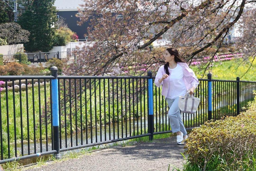土屋太鳳さんのインスタグラム写真 - (土屋太鳳Instagram)「#やんごとなき一族 振り返り💎✨ 健太が走る場面が印象的な作品ですが、 佐都も特に前半、 かなり走っております💡 . 桜の花を見ると いつぐらいの季節か 想像していただけると思うのですが、 本当にあっという間の３ヶ月だったなぁ…」8月5日 23時34分 - taotsuchiya_official