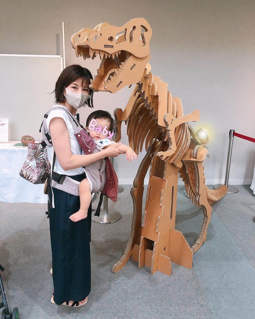 中野美奈子のインスタグラム：「（再投稿になります💦） 週末は恐竜イベントへ🦕  お兄ちゃんが上映会に参加中、待ち時間に訳がわからないまま恐竜と記念撮影したら‥‥ 奇跡的におなじポーズ！！  毎日暑いから、屋内イベントで助かりました〜。 年長さんは恐竜より、木材を使ったマルチボックス作りが楽しかったそうです😊  #恐竜イベント #ダーウィンが来た  #上映会   #木材加工  #手作りボックス #お友達に会えて良かったね   #夏休み #熱中症ちゅうい⚠️   #赤ちゃんのいる生活  #中野美奈子」