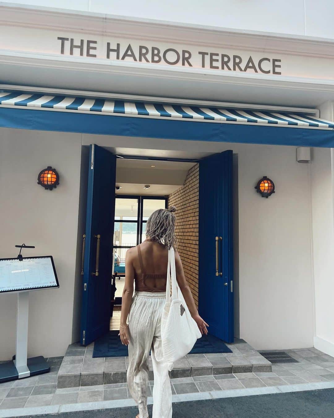 山中美智子のインスタグラム：「Good morning ☕️  @the_harbor_terrace.official   海沿いの可愛いホテルで夏しちゃう🥥🤍🫰🏾」