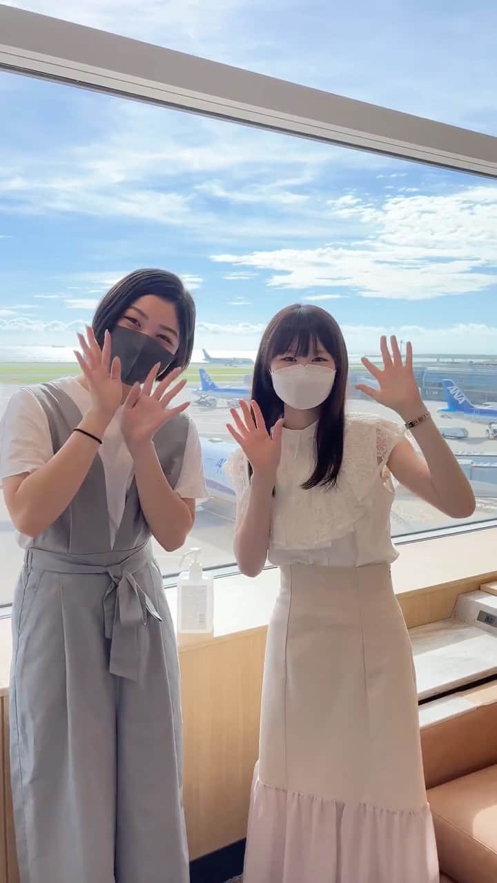 ANAのインスタグラム：「AKB48の齋藤陽菜さん、道枝咲さんがAKB48天下一HADO会のご褒美旅でANAにご搭乗いただきました✈  💁‍♀️「数年ぶりの飛行機ですが空港のにぎわっている様子に安心しました😊感染対策をしっかりして旅行楽しんできます🌺」  #ANAで行ってきます #AKB48 #日本を旅しよう #allnipponairways #ana#airplane #airport #japantrip #trip#飛行機」