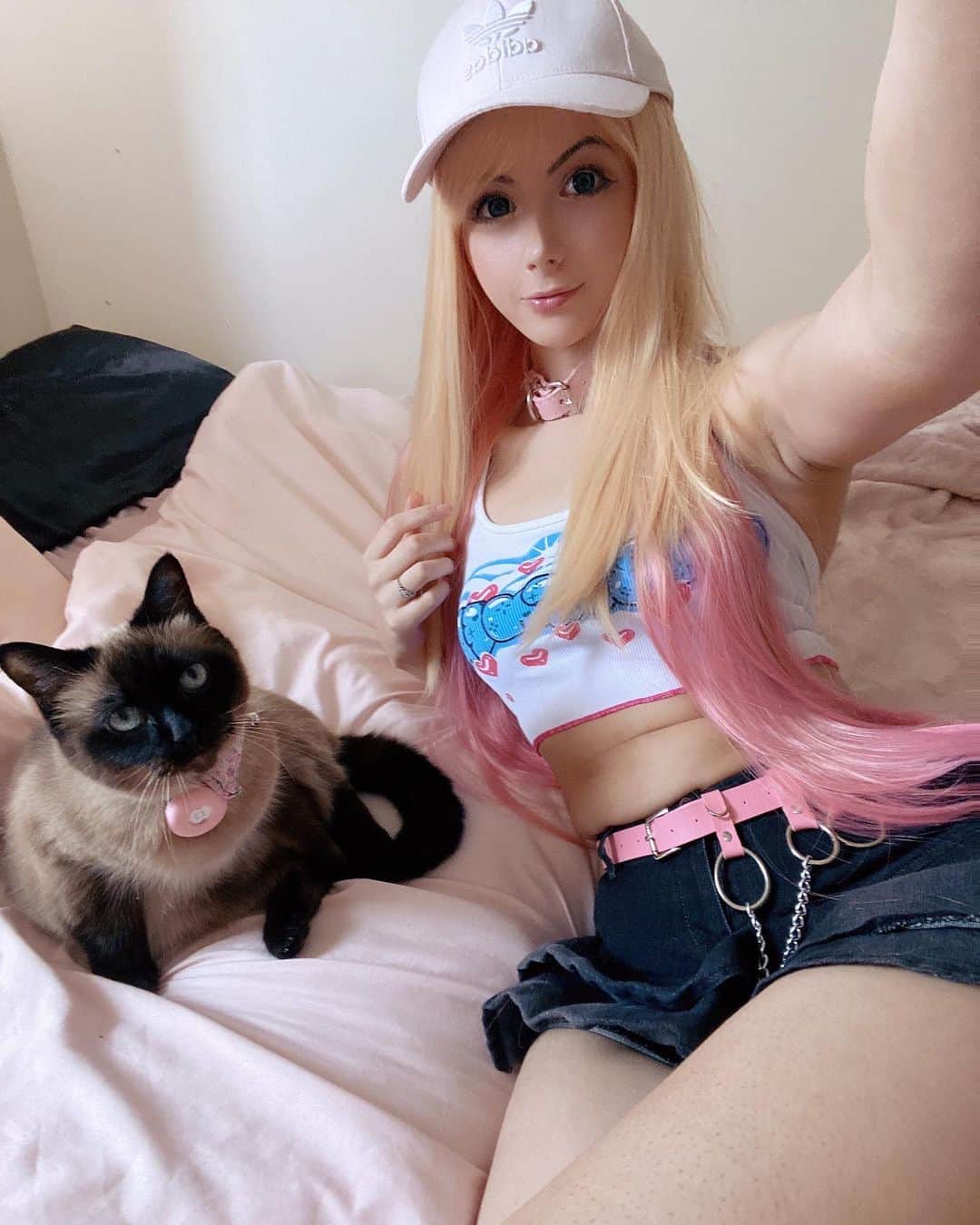Hirari Ann（ヒラリー アン）のインスタグラム：「Me and my kitty ❤️ Do you have a pet?  Tell me! I love animals 🥰🥰🥰」