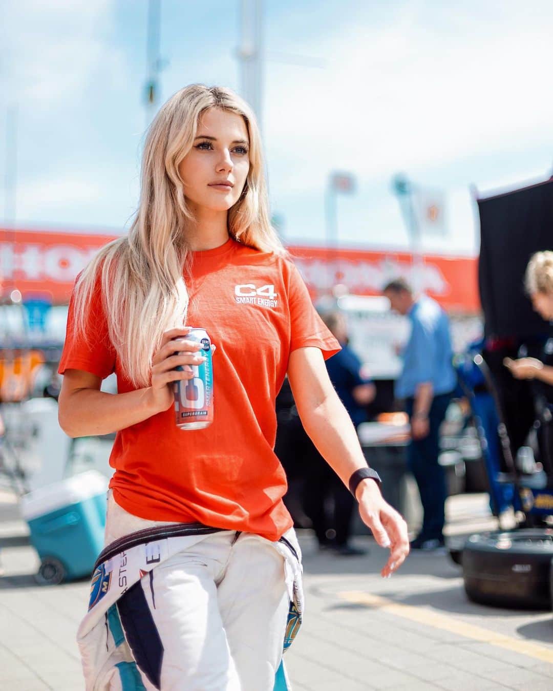 Lindsay Brewerのインスタグラム：「This weekend has been a difficult one for sure. Going into my first street race ever I knew it was going to be challenging but it’s still frustrating not to be at the pace I want to be. Nevertheless I will continue to push and keep learning/gain experience! Still having a blast here in Toronto it’s an amazing city and track🇨🇦😍 thank you @c4energy @exclusiveautosport for the support!」