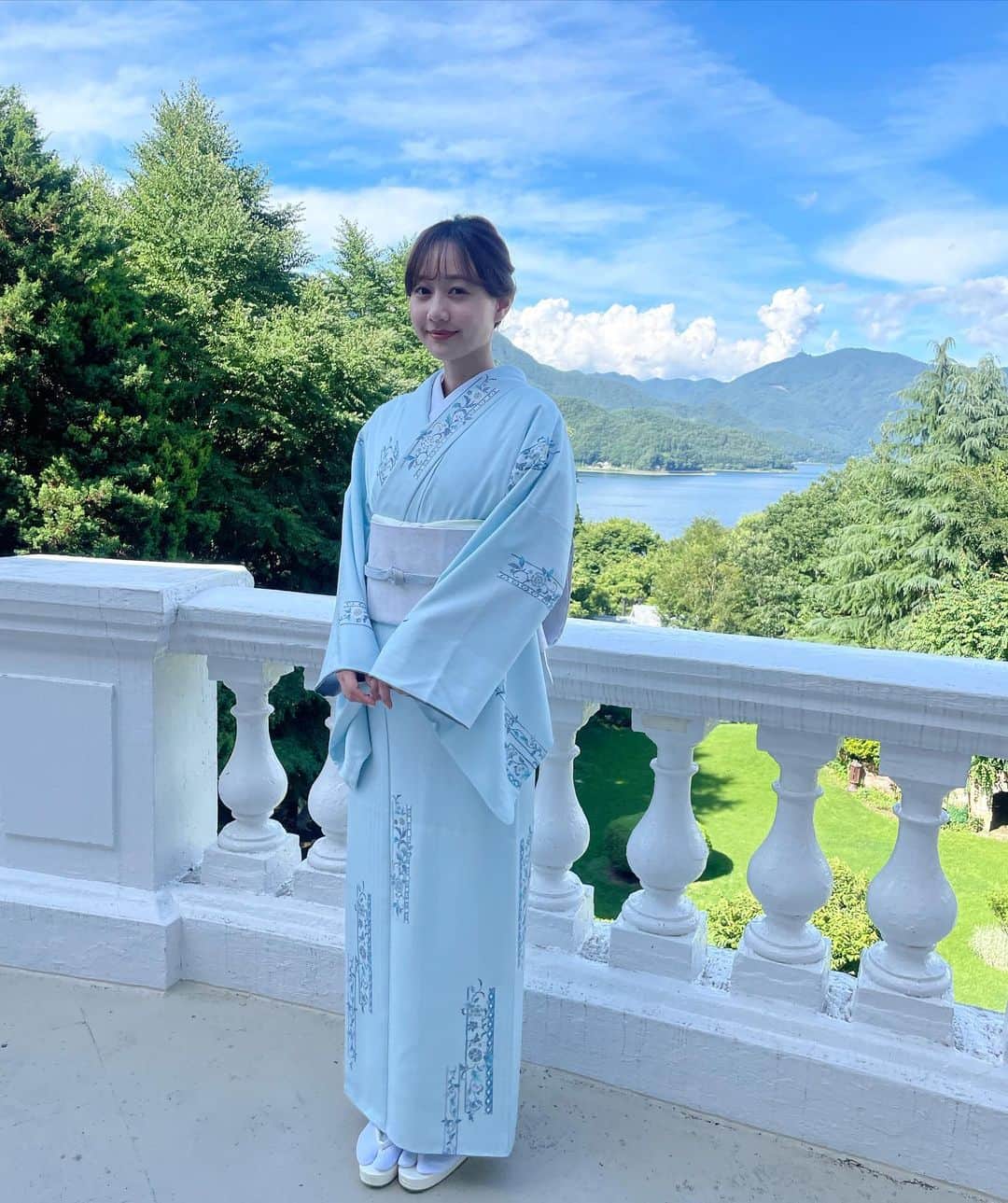 高田秋のインスタグラム：「いつもお世話になっている @mimatsu.shara.kimono さんの カタログ撮影でした👘💛 今日は普段の私とは違って大人っぽい着物が多くて新鮮でした♡  #着物シュウ」