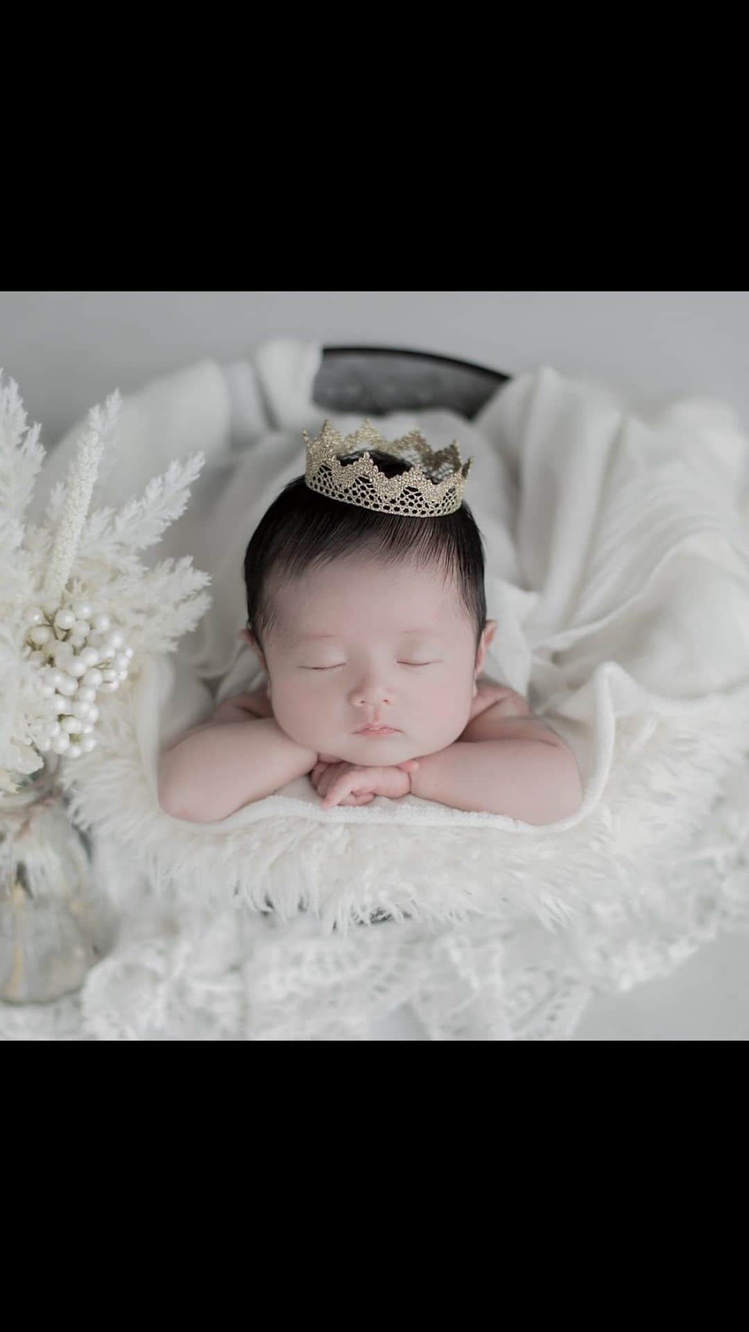 仲村美香のインスタグラム：「２回目のニューボーンフォトは @cherie_newbornphoto さんにお願いしました💕 また違った雰囲気で撮ってもらえて可愛かった…🥹💗 ・ ・ 定番のおくるみポーズもやってみたかったんだ✨ 私はこの王冠の写真を待ち受けにしております🤳❤️笑　 撮影も凄く丁寧で安心してお任せ出来ました☺️🌸 素敵なお写真ありがとうございました🥹♡♡♡ ・ ・ ・ ・ #ニューボーン#ニューボーンフォト #newborn #newbornphotography #新生児#新生児フォト #赤ちゃん#令和4年ベビー #baby#女の子ベビー」