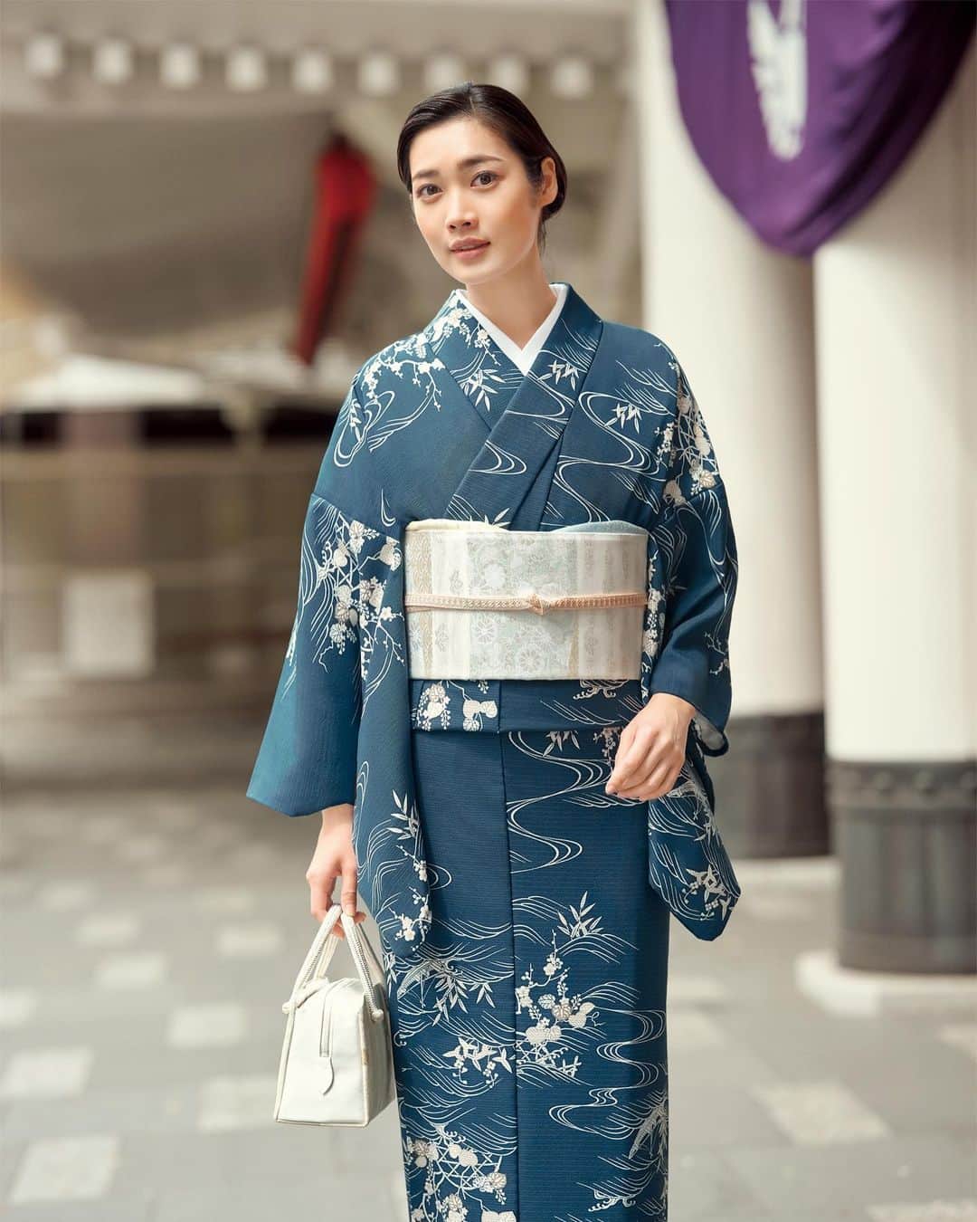 林田岬優のインスタグラム：「#美しいキモノ　夏号  @utsukushiikimono   #歌舞伎座 の前で。📸 涼しげで素敵なお着物ばかりです。 是非ご覧ください。🎐🌼」