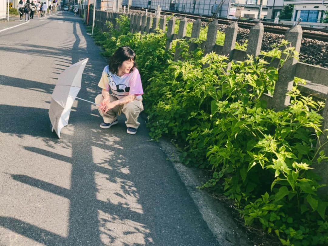 松岡茉優のインスタグラム：「日本テレビ系にて 夜10時から  「初恋の悪魔」  第二話放送です🫶.  #私の衣装の暑さランキングは #たぶん3位かな #1位は悠日さんかと  #こまめな水分補給を」