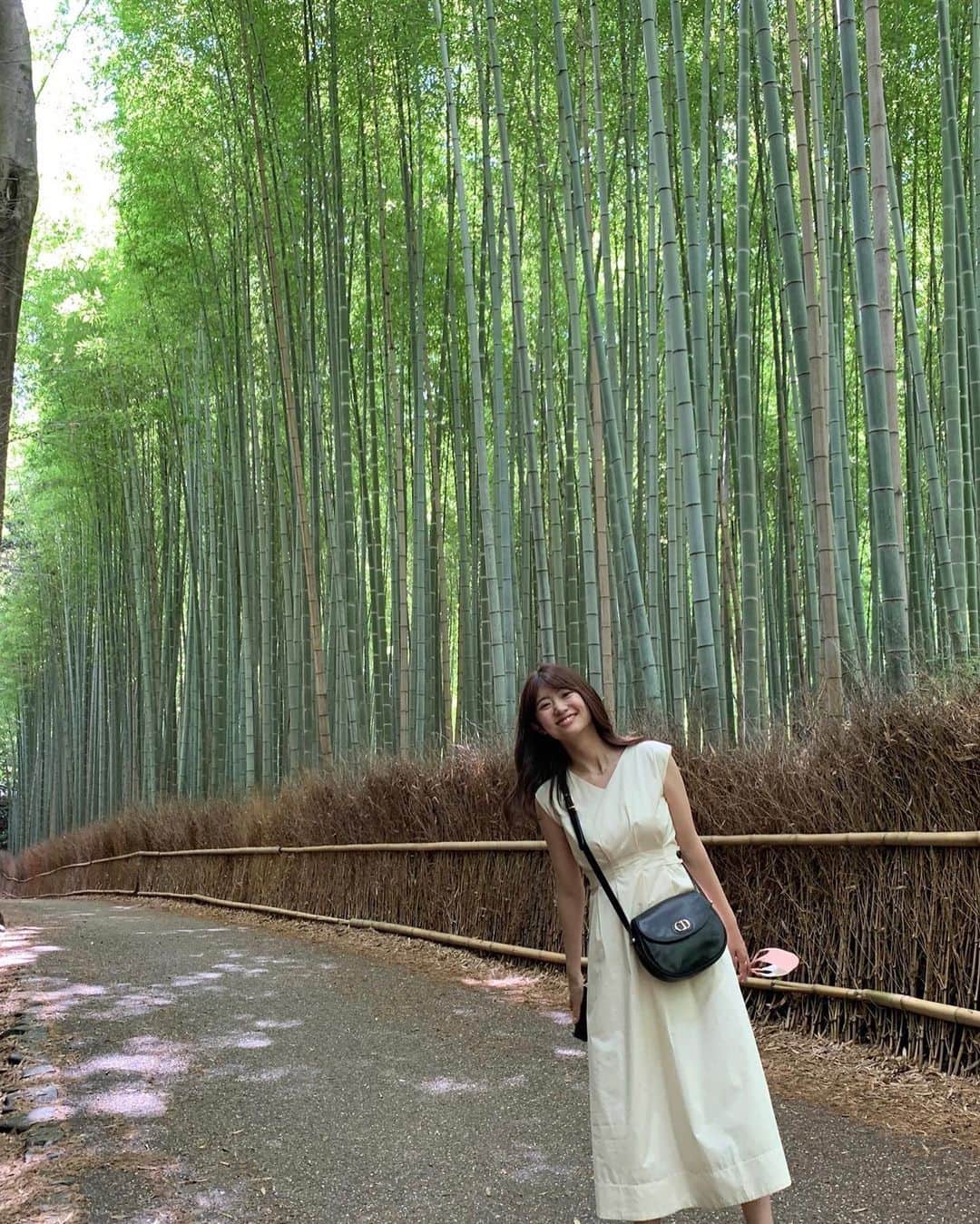 村上なつみのインスタグラム：「だいぶ前に行った京都🌿  #京都 #京都旅行 #嵐山 #竹林  #白ワンピース #白ワンピ #夏コーデ #女子旅 #女子大生 #女子大生コーデ」