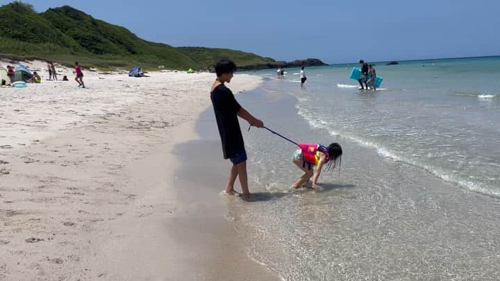 鈴木六夏のインスタグラム：「そりゃあそりゃあ子どもたちだっておおはしゃぎ。帰るよって言ったって、そりゃあ帰りたくない、海へ走って行っちゃいます🤣#角島　#山口県」