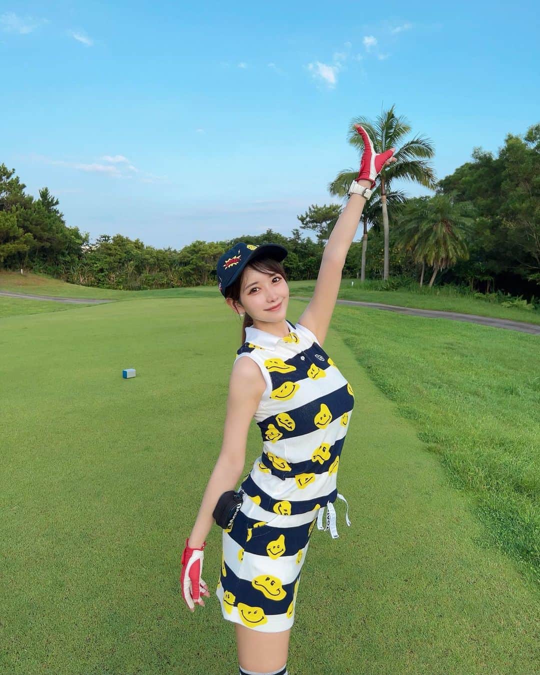 MAYUのインスタグラム：「. ハーフベストでたよ〜🥳🎉✨ . 久しぶりにレディースティーからやってみたら 2バーディー1ボギーで🔴35！ 初めてアンダーでまわれた⛳️✨ . 暑すぎたからハーフであがったけど ベスト出て嬉しかったな〜🥺！ ３枚目で汗だく感伝わるかな？☀️ . ウェアも帽子も @pearlygates_official 🤍 ふにゃふにゃのニコちゃんがかわいいの💛💛 タオル地のセットアップだよ🤍 . . #ゴルフ女子#ゴルフ#ゴルフウェア#ゴルフコーデ#沖縄ゴルフ#沖縄#かねひで喜瀬カントリークラブ#パーリーゲイツ#golf#golfwear#golflife#golfaddict#golfcourse#golfclub#golfday#golfshot#golfgirl#pearlygates#okinawa#okinawajapan#japan#japanesegirl」