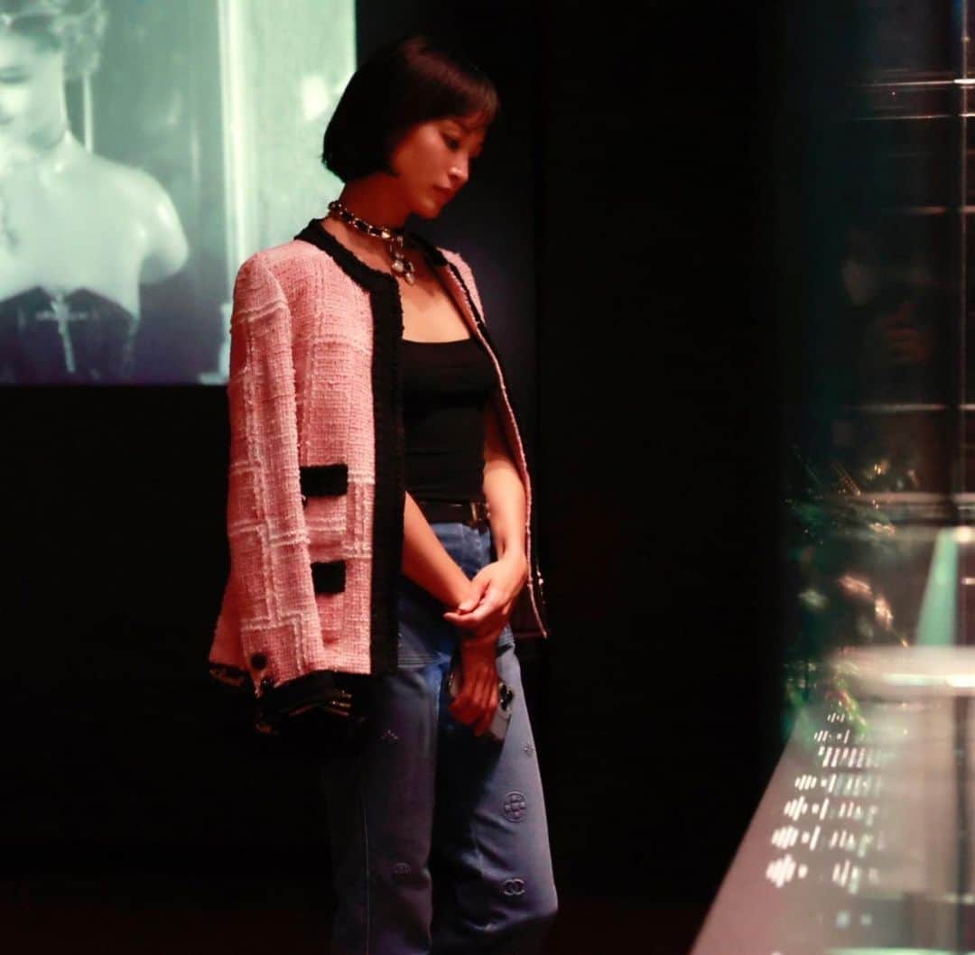 黒田エイミさんのインスタグラム写真 - (黒田エイミInstagram)「ガブリエル・シャネル展 32年ぶりの東京での回顧展にご招待いただきました。  女性が自立して生きやすいように。 女性らしさの概念を変えてくれた ガブリエルの妥協のない強く美しい傑作達を見る事ができます。  ブレない信念と哲学をもったガブリエルシャネル 改めてリスペクトと共に、エネルギーをもらいました。  2020年にパリのガリエラ宮パリ市立モード美術館で開催されたGabrielle Chanel. Manifeste de mode展を日本向けに再構成された国際巡回展。 三菱一号館美術館で9月25日まで開催中です。  #channel #chanelexhibitions」7月26日 13時48分 - amykuroda