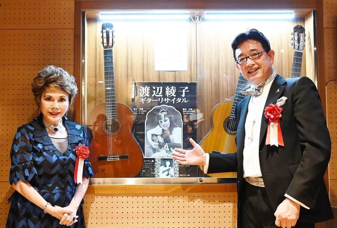 デヴィ・スカルノのインスタグラム：「7月23日、日本橋浜町 (明治座の裏）に 「AYAKOホール」が オープンいたしました。  こちらの ホールは 2019年11月に  亡くなられた 世界的な クラシック ギタリスト、 故 渡辺綾子さん を 記念したもの です。  1階に カフェ・バー「SOLO」 を  併設しており、B1は お飲み物と 共に  生演奏が 楽しめる 空間と なっています。  コンセプトとして「若手演奏家の 支援」を 掲げており、多くの お客様に 上質な クラシック 音楽を 鑑賞していただける 主催企画も 行っていくとのことです。  また、渡辺さんの 遺産を 活用することで 「イブラ・グランド・アワード・ジャパン」を 開催することが できました。  クラシックギターの 優秀者には 渡辺さんの 名前を冠した 「AYAKO WATANABE PRIZE」 が 贈られます。  このホールが ギタリストをはじめ、 クラシックの 音楽家たちの 良い  育成の場 となり、クラシック音楽を 楽しむ方達に 喜び と 憩いの場と なることを 心より 願っております。   第1回イブラ・グランド・アワード・ジャパンで 「AYAKO WATANABE PRIZE」を 受賞された 宮川春奈さん。  ピアニスト 黒岩航紀さん。  ヴァイオリニスト 淵野日奈子さん。  MASH弦楽団の 皆さん。  Shinji Irish Band の 皆さん。  公益財団法人 公益推進協会 福島達也 代表理事と。  若い才能が 開花することを 願っております ！」