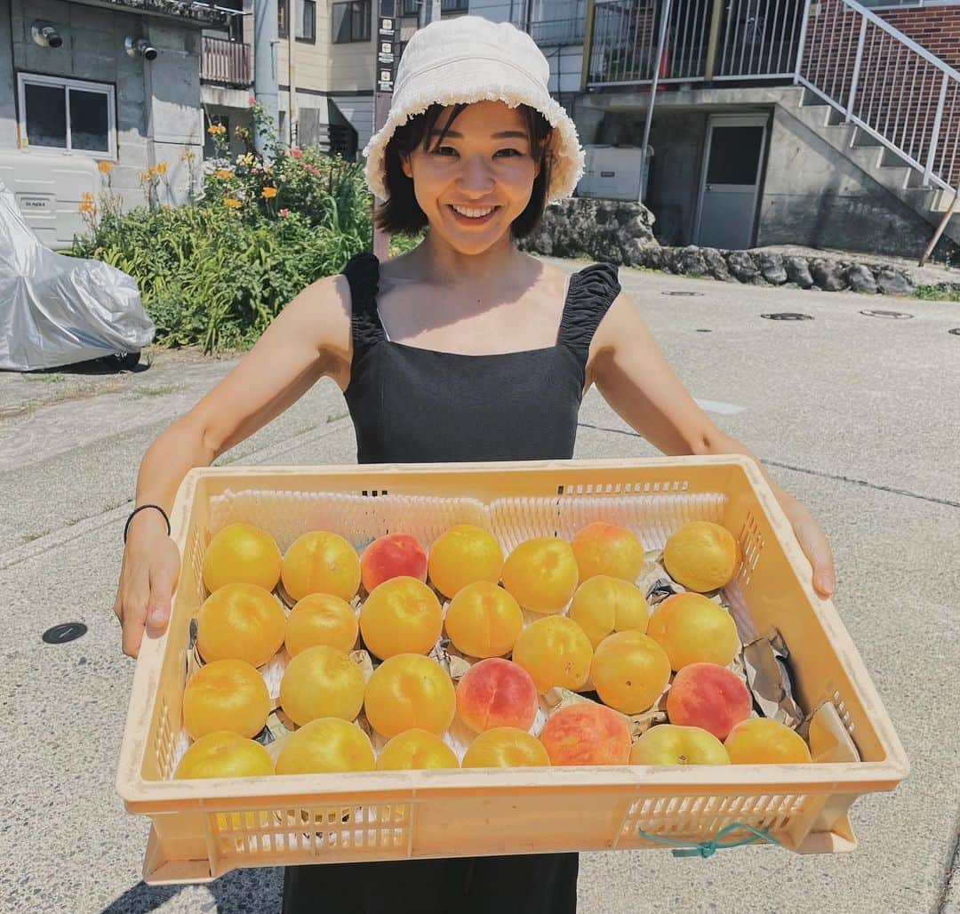 吉田知那美さんのインスタグラム写真 - (吉田知那美Instagram)「・ 🍑🍑🍑🍑🍑🍑🍑🍑🍑  ペクチン、カリウム、ビタミンC 桃を食べてお腹の善玉菌を増やして、むくみを解消して、日にあたった後のメラニン色素の生成を抑制します。  ザ・夏な猛暑の日本列島ですが、みなさん体調第一で🎐  #桃」7月31日 15時45分 - chinami1991