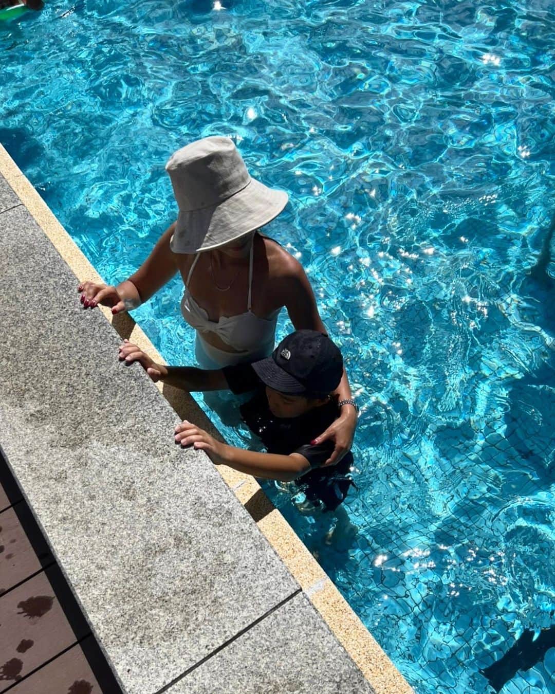 田中彩子のインスタグラム：「. ホテル ニュ〜ゥあ〜わ〜じ〜 へ🌻 . @sa531as も来てくれた❤️ お誕生日のお祝いも出来てHappy🥰 楽しかったー❤️ . swimwear...#marysiaswim  hat...#gypsohila」