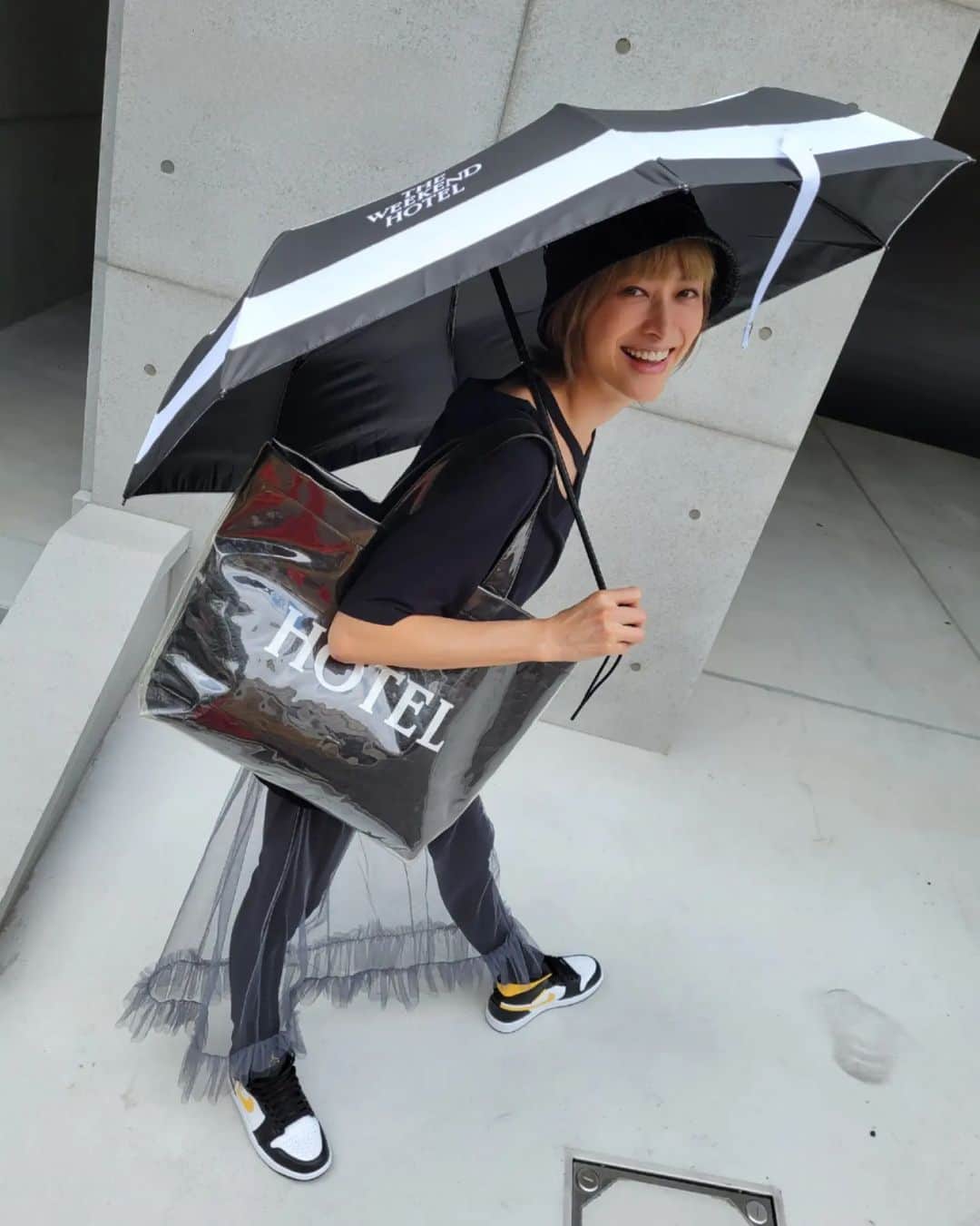山田優のインスタグラム：「暑すぎやしませんか？  (,,・д・)。。。  なので日傘デビューでした。 日傘が重要なのでした。  #日傘 #熱中症対策  お外に出る際は 水分補給はしっかりと。 熱中症には気を付けて下さいね！  #ゆうのしふく  #outfit   #umbrella #bag  #sunglassescase  @the_weekend_hotel   #tshirts @maisonmargiela  #snikers @nike   #hat @prada  #sunglasses @nochinooptical」