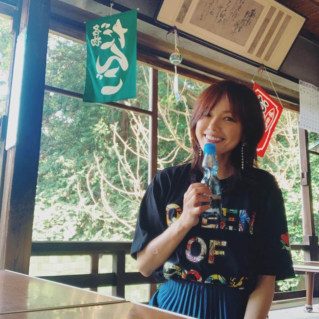 相川七瀬のインスタグラム：「香取神宮のお茶屋さんにて💕 この暑さでラムネがスーパー美味しい😊✨ で、もちろん大好物のお団子はオーダーしました。 美味しすぎる🥹🥹🥹  #香取神宮 #香取市 #お団子」