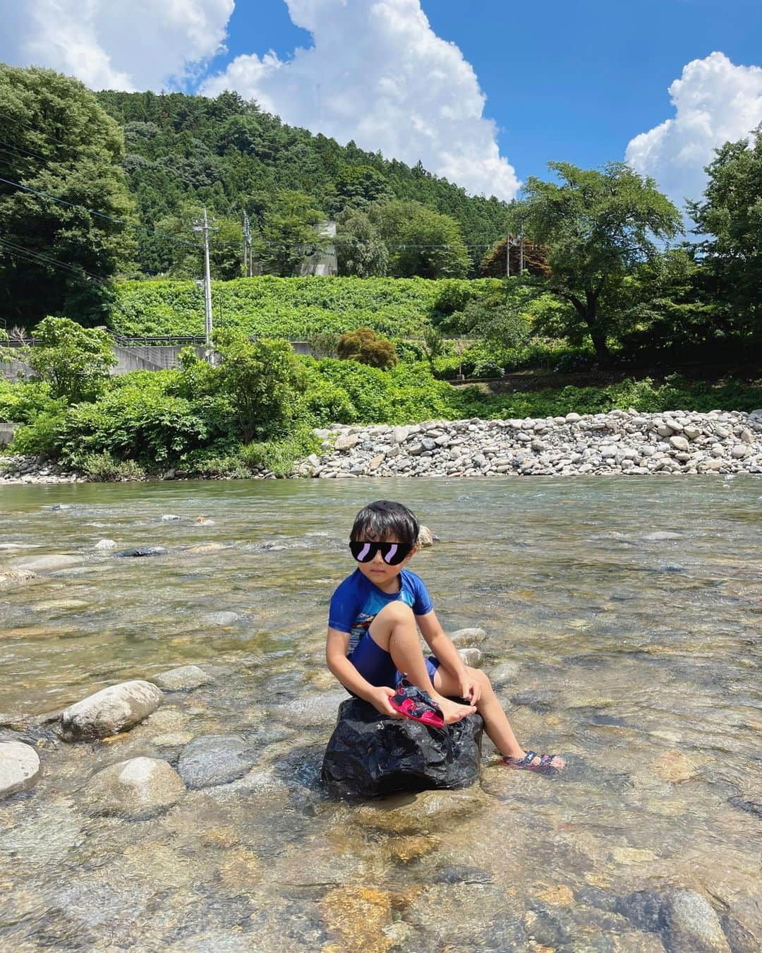 本田朋子のインスタグラム：「はじめての川遊び。 私も幼少時代、よく愛媛の川で遊んだなぁと思い出しました。 日差しは強かったけど、水が冷たくて気持ち良かったぁ！  #群馬 #太田 #3歳8ヶ月 #アベンジャーズ #お気に入りの水着 #本田朋子のweekly献立」