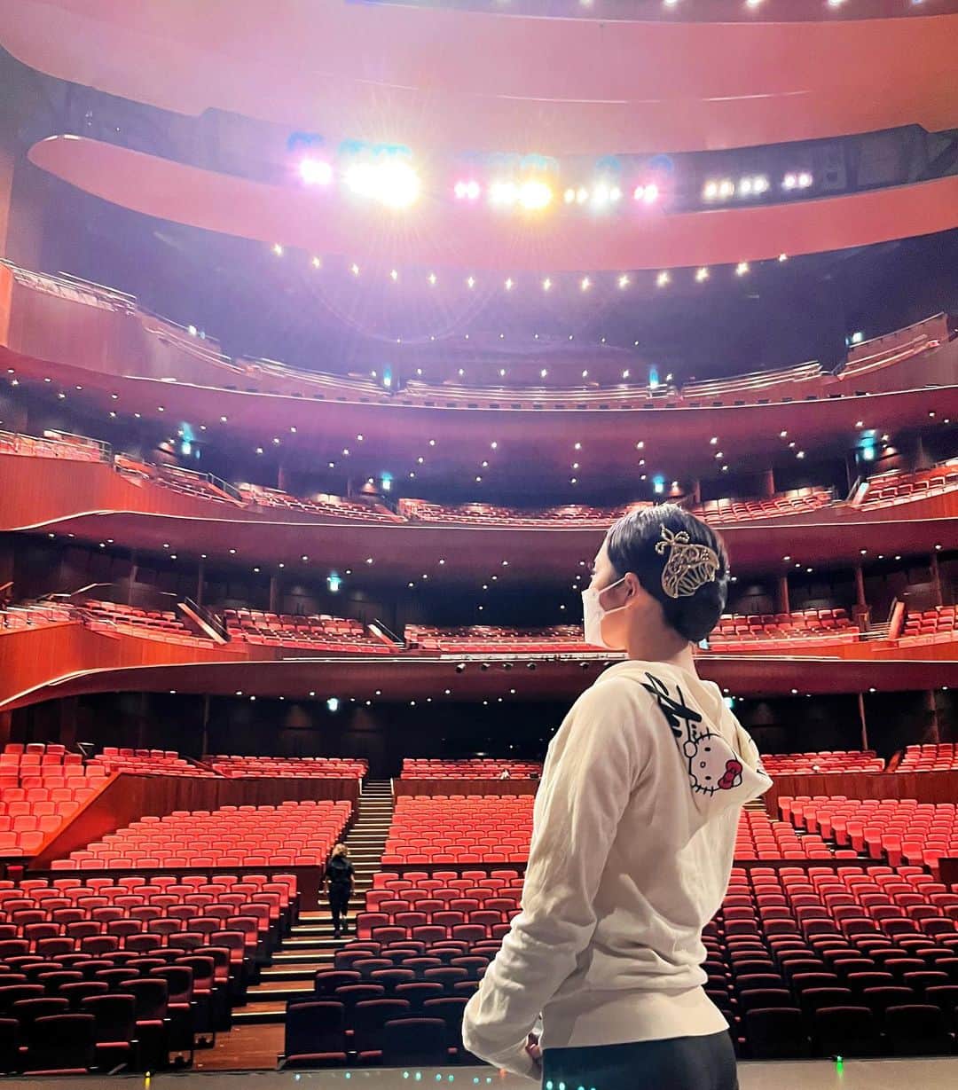 高鶴桃羽のインスタグラム：「客席に座って見るのも好きだけど、やっぱり私は舞台に立って踊ることが何より大好き🩰💭  #ballet #舞台」