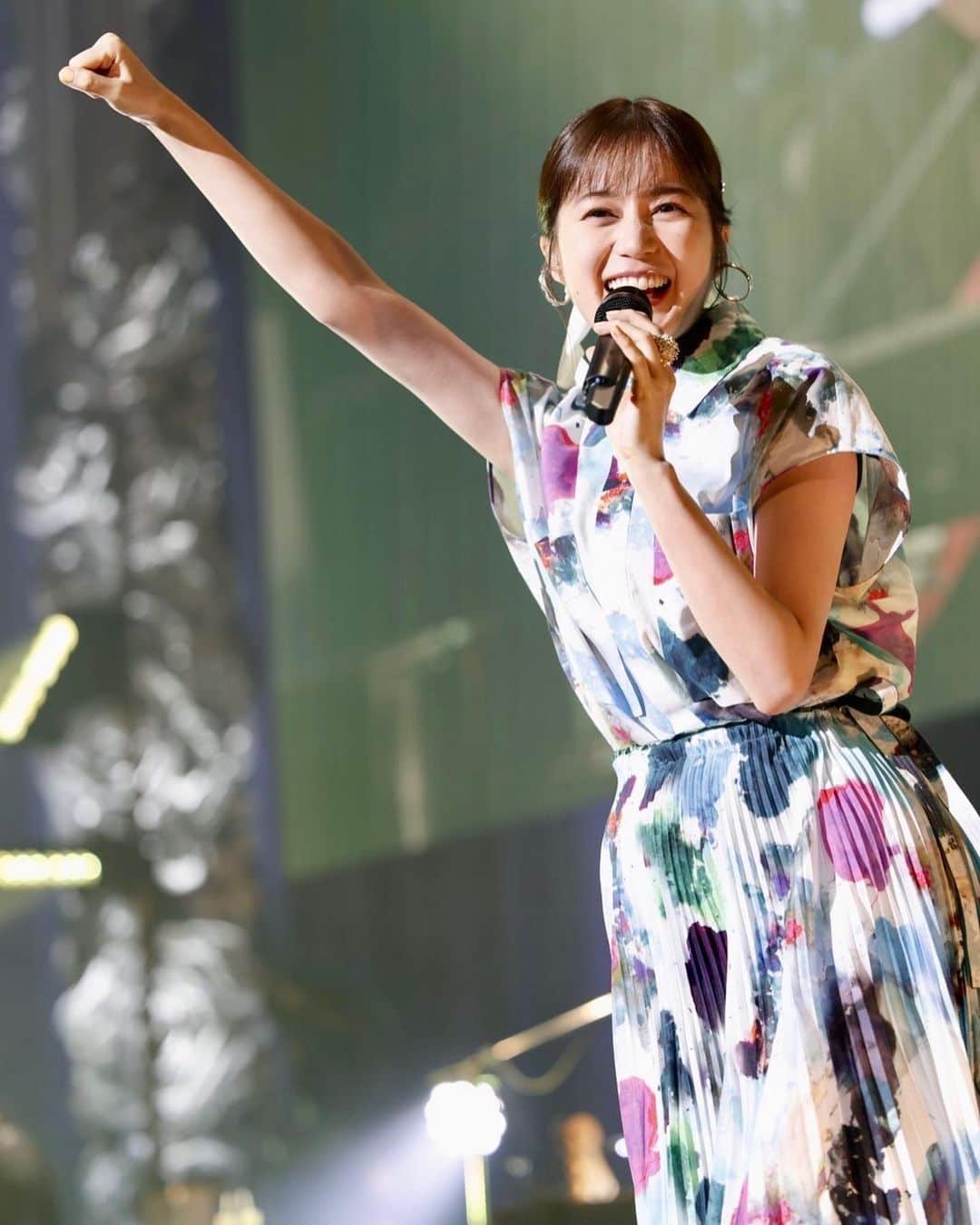 生田絵梨花のインスタグラム：「初ライブ✨summer fun 東京公演！ 楽しかったぁ〜✨  音楽すき。 ファンの皆さんすき。 ありがとう！  6日は大阪やで〜 配信もありますので、 よかったら覗いてやってください♪  #summerfun」