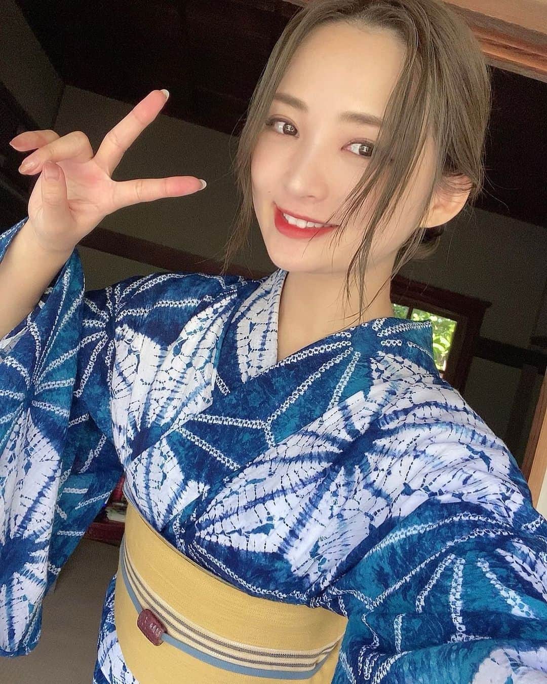 鈴木咲さんのインスタグラム写真 鈴木咲instagram「届いたばかりの浴衣で撮影してきました！ 青緑のグラデーションが美しい最高〜☺️💕 有松絞り絞り