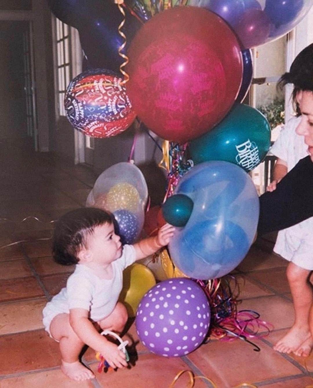 カイリー・ジェンナーのインスタグラム：「august 10th 1998 🦋 my 1st birthday party 🥹🤍🤍」