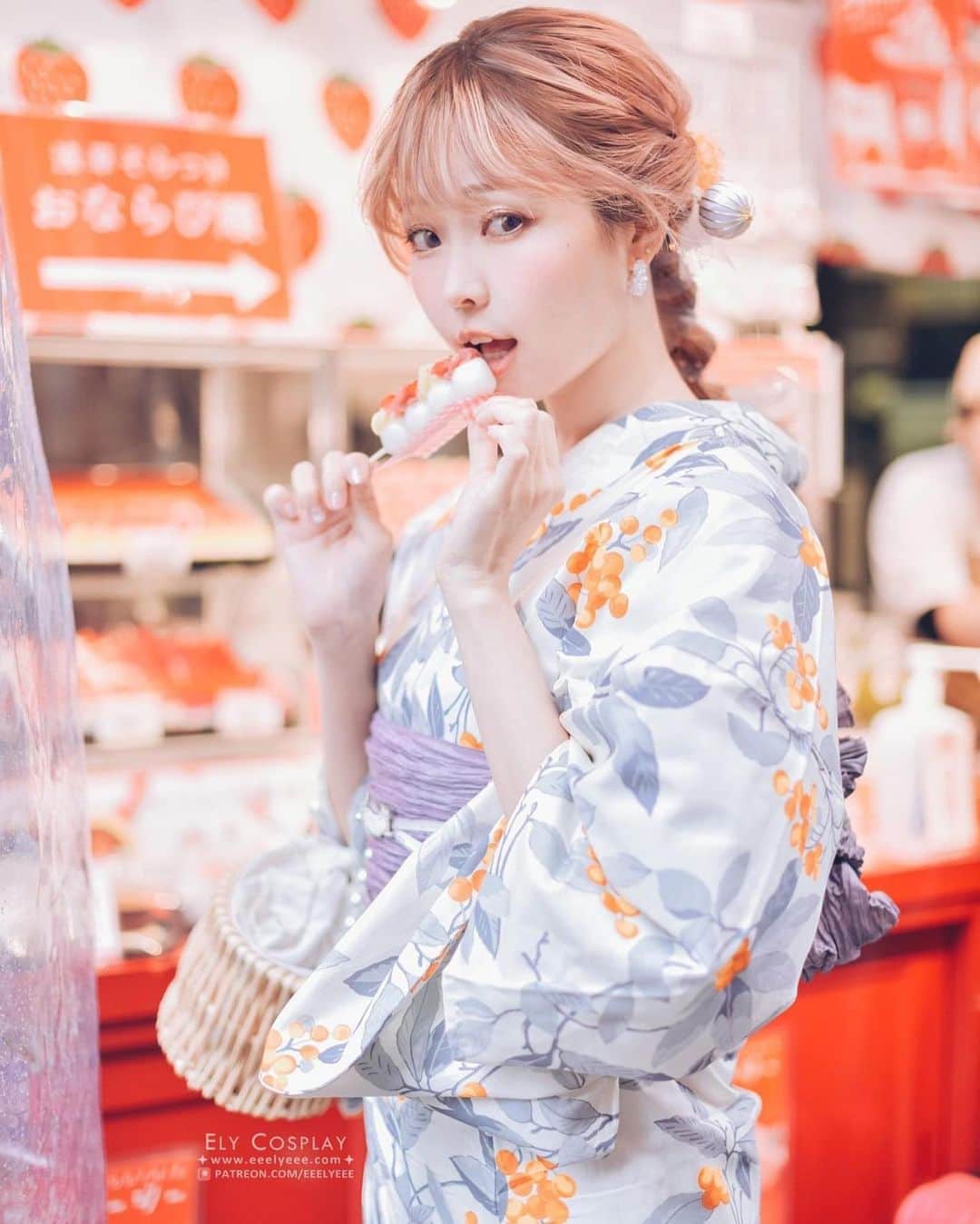Elyのインスタグラム：「"Odango" is one of my favorite Japanese sweets!🍡🍡 In this photo set ,I'll show you some beautiful street scene in ASAKUSA.🧡  ✧～✧～✧ お団子大好き💕🍡 毎日食べたいですが、顔がお団子みたい丸々になるかもしれない…🥹  ✧～✧～✧ E子非常喜歡吃日式團子✨(吃到臉都圓的像團子....😳 這次拍攝的團子是這幾年在淺草出現的新品種~ 充滿可愛裝飾繽紛可愛適合拍照的美美團子 味道意外的很好吃!!(看照片就知道(ﾉ≧ڡ≦)  📷 @dzzdm 👘 @kimono_luna  #ely #elycosplay #yukata #ゆかた #浴衣 #portrait #blessed」