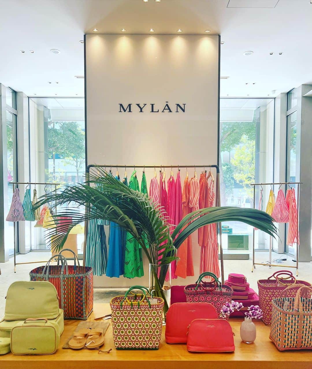 佐々木敬子のインスタグラム：「. MYLAN POP UP SHOP💕💕💕🌈✨ 六本木伊勢丹サローネ1階にてMYLANのPOP UP始まっております。  完売商品などちょこちょこ商品入荷しておりますので遊びにいらしてくださいね💕 カラフルで気持ちいい空間、 天然素材のドレスに癒されて色でエネルギーチャージ、是非✨  8月23日までです！  #MYLAN #mylanpopupshop」