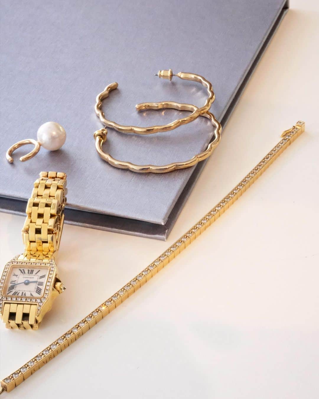 奥田順子のインスタグラム：「@hiand_official × @aurajewelry_official コラボジュエリー ゴールドのフープピアスをずっと探していたので嬉しい‼︎  #AURA#jewelry#HIAND#チョーカー#フープピアス#アウラジュエリー#ゴールドアクセサリー」