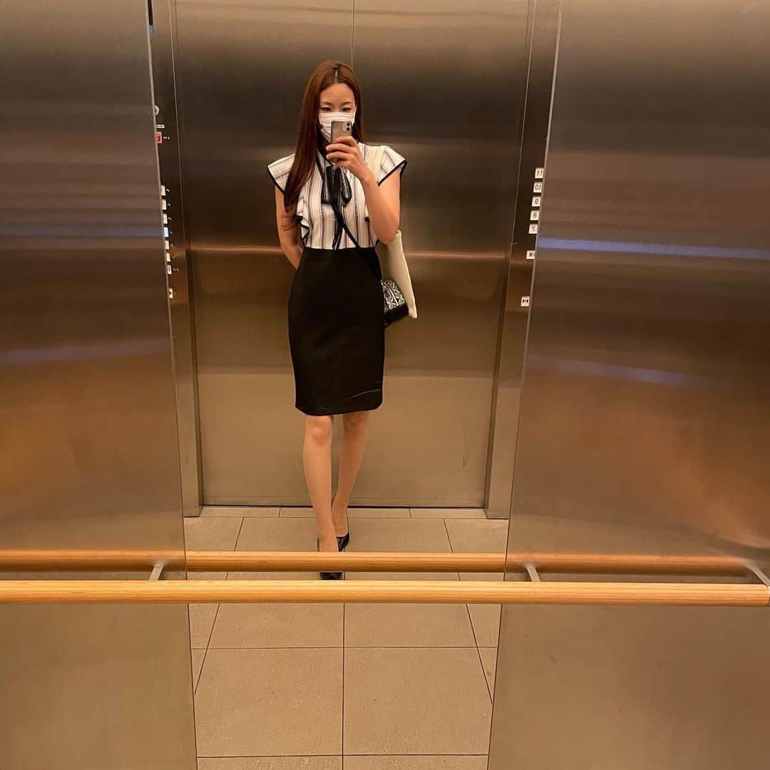 コバイチの嫁さんのインスタグラム写真 コバイチの嫁instagram 「おはよう💗 エレベーターは開閉ボタン押す派です🛗」8月13日 8時28分 K0bayashi Kana