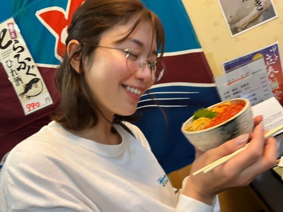 稲村亜美のインスタグラム：「海鮮丼✌️✌️✌️ 寝起き3分で食べに来れました✌️ #うに丼」