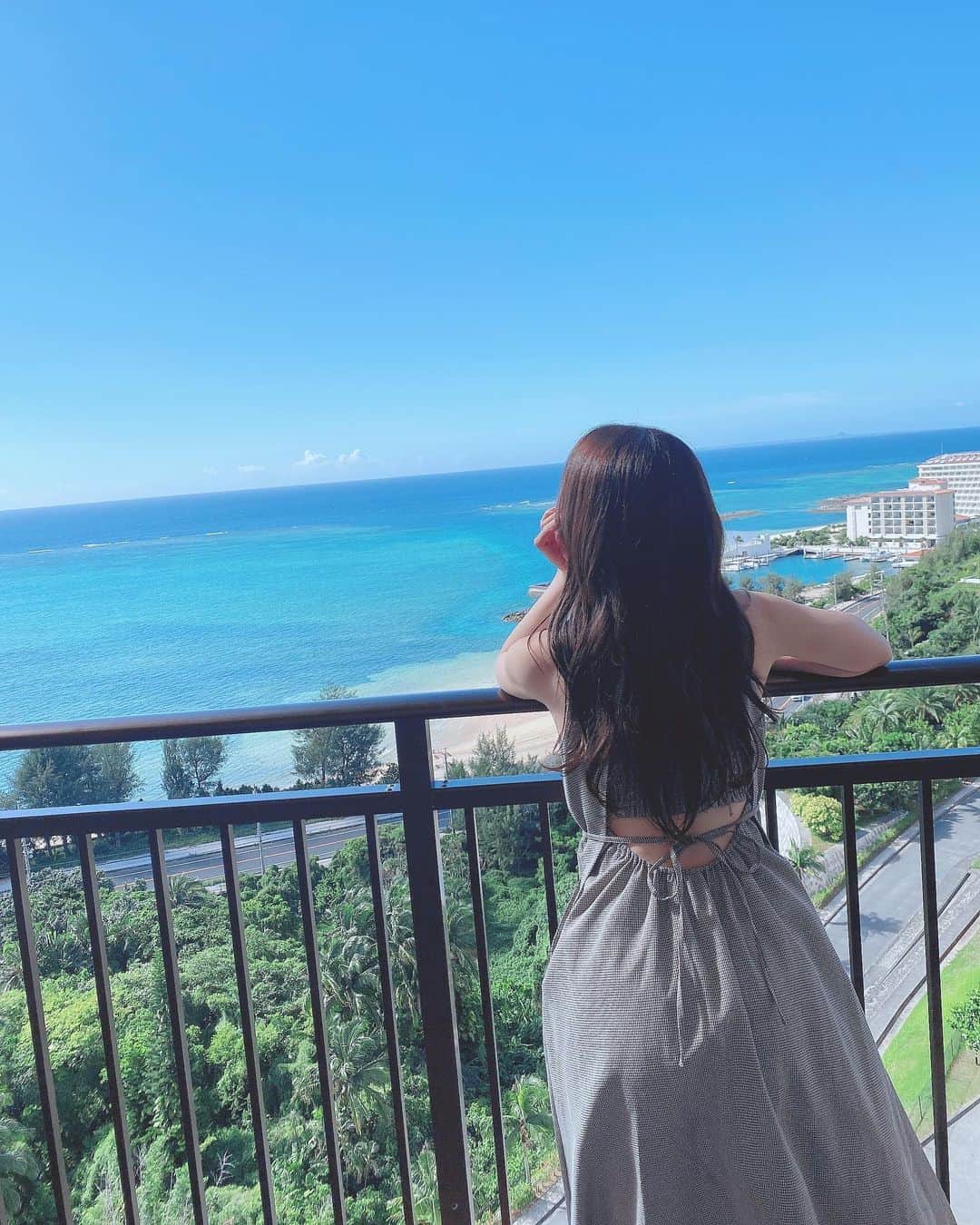 紗愛のインスタグラム：「沖縄に戻りたい🥺  #沖縄 #海」
