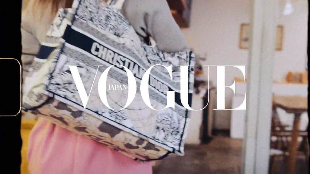 大島優子のインスタグラム：「VOGUE In The Bag にてバッグの中身を大公開中💋  便利グッズから宝ものまで お見せしてます🫶🏻  @voguejapan のプロフィールからアクセスできます❤️  #vogue #inthebag」