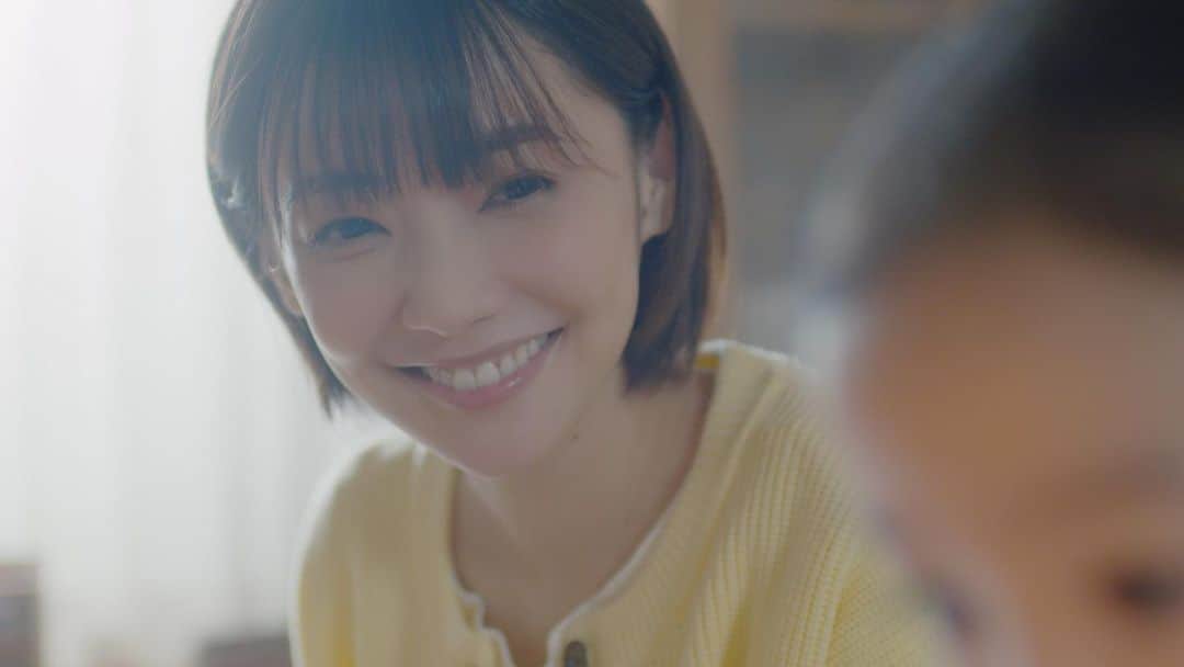 絢香のインスタグラム：「「未来へ」のMVが公開になりました✨  倉科カナさんの笑顔が素敵で、子供たちも可愛くて🥹 出演してくださり ありがとうございます✨ @kanakurashina_official   YouTubeでフルが見れるので ぜひチェックしてね😊  #未来へ #倉科カナ #絢香」