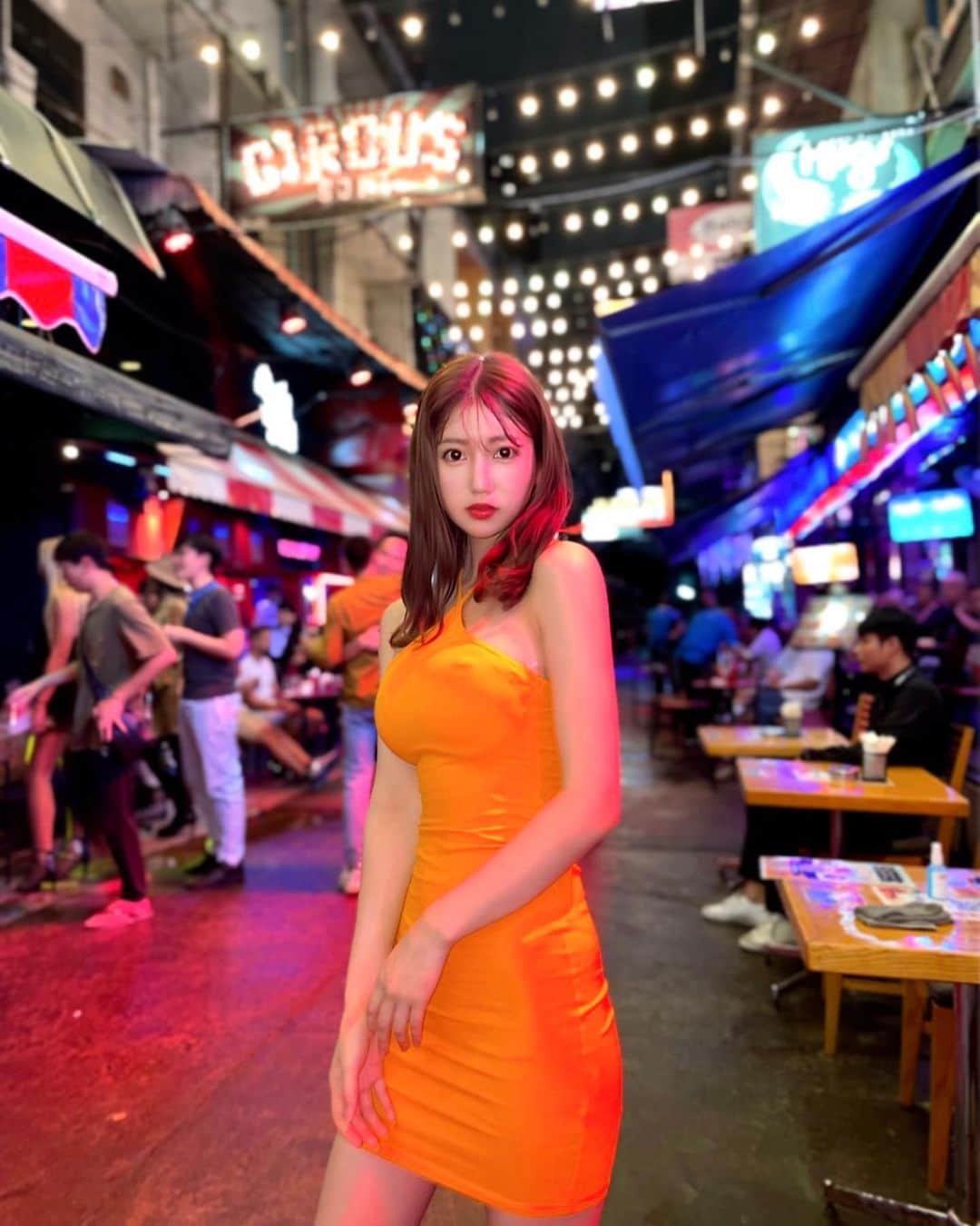 あべなつきのインスタグラム：「Night mood🌙🍸🇹🇭  バンコクの夜は賑やかでネオンが可愛い🥰 みんな優しくて、とっても素敵なところだ〜！！  #bangkok #tailand #タイ」