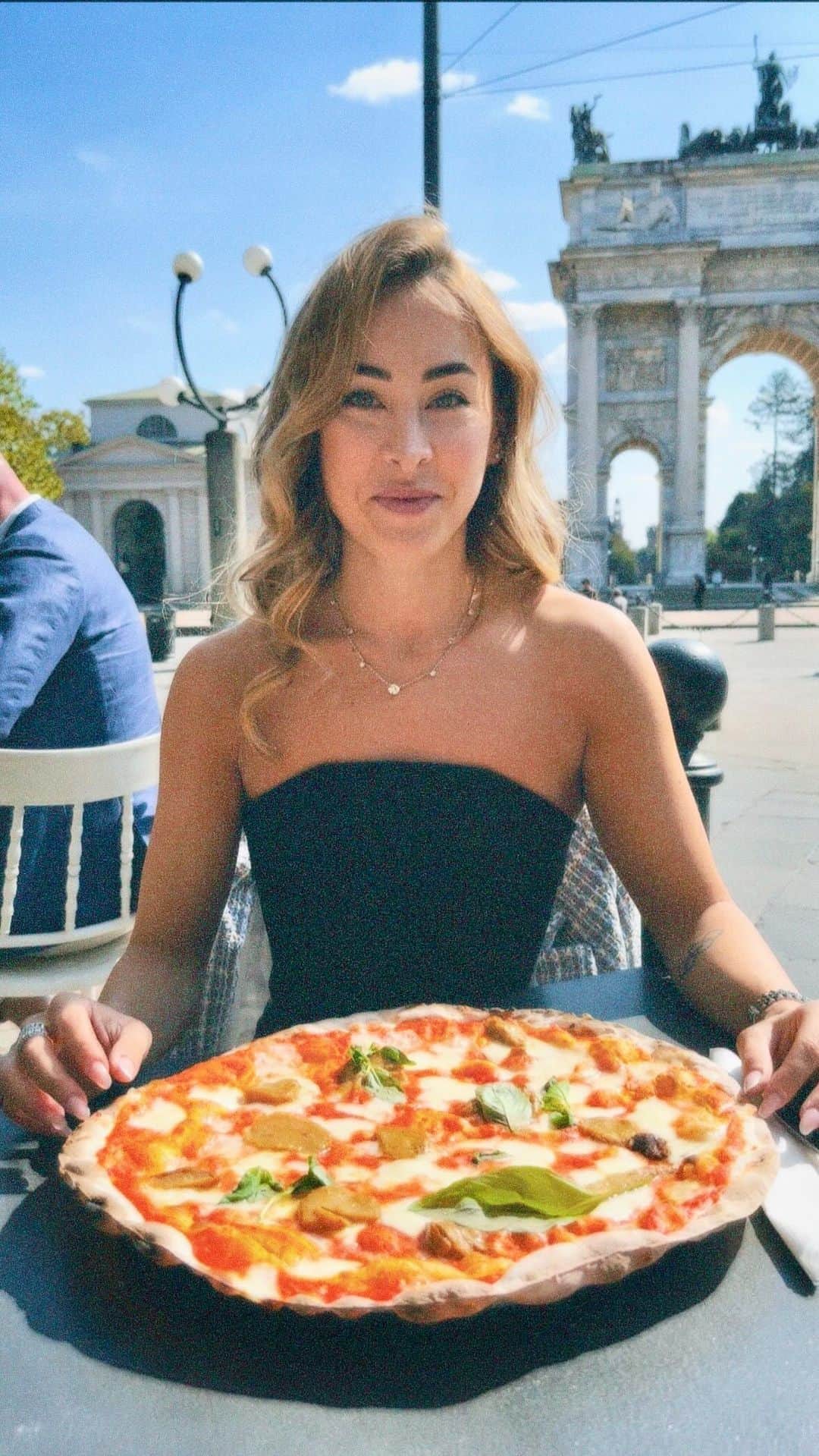 カルロッタ・フェリートのインスタグラム：「quando si tratta di pizza, tutto è concesso, o sbaglio? 🍕🤍」